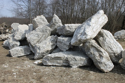 Kamenclub.ru: Мраморизированный известняк фр.500-1500 мм.  купить в Королеве    10000 руб/т   фото КАМЕНЬ КЛУБ