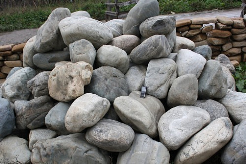 Kamenclub.ru: Речной валун Кабанчик фр.300-500 мм.  купить в Королеве крупный природный камень галька серый, темно-серый речной валун галечник масштабный 7000 руб/т   фото КАМЕНЬ КЛУБ