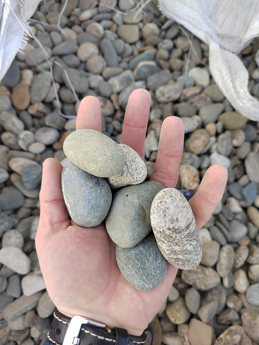 Kamenclub.ru: Галька речная окат (пестрая) фр. 20-40 мм. купить  в Королеве галька речная пестрая, серая, серые оттенки галька речная окатанная округлая 5000 руб/т   фото КАМЕНЬ КЛУБ