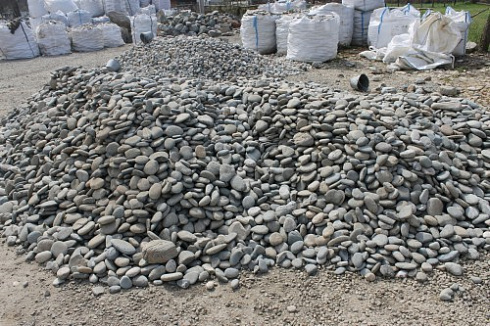 Kamenclub.ru: Галька речная плоская (ассорти) фр. 70-150 мм. купить  в Королеве галька галечник серый белый темно-серый синий светло-серый плоская природная галька  9000 руб/т   фото КАМЕНЬ КЛУБ