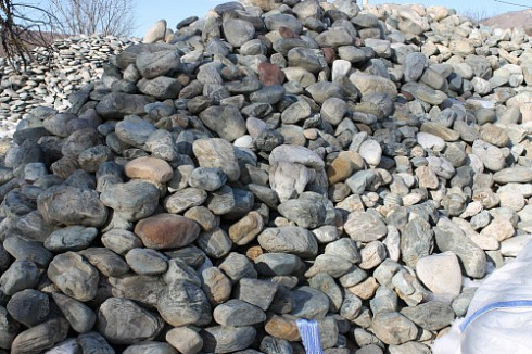 Kamenclub.ru: Ландшафтные валунчики фр.100-500 мм.  купить в Королеве крупный природный камень серый, темно-серый, светло-серый речной валун крупный 4800 руб/т   фото КАМЕНЬ КЛУБ