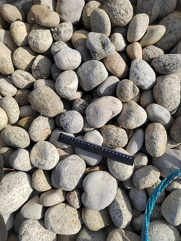 Kamenclub.ru: Галька речная окат (серо-белая) фр. 70-120 мм купить  в Королеве галька галечник бело-серая, серо-белая, серая, белая речная природная галька  8000 руб/т   фото КАМЕНЬ КЛУБ