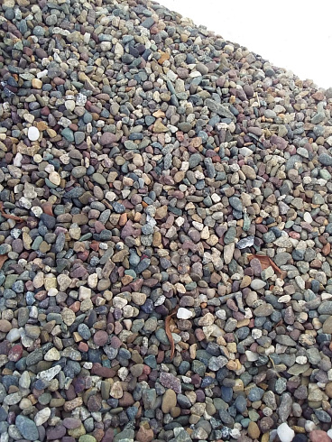 Kamenclub.ru: Галька речная окат цветная фр.5-10 мм. купить  в Королеве галька речная белый, серый, красноватый, синий, темно-серый речная окатанная галька декоративная 6800 руб/т   фото КАМЕНЬ КЛУБ