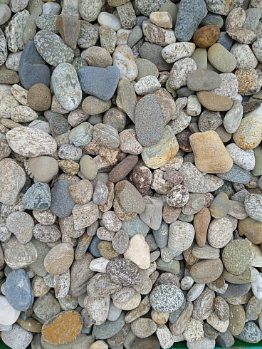 Kamenclub.ru: Галька горная речная окат (цветная) фр. 20-40 мм. купить  в Королеве галька речная серый синий бежевый белый окатанная речная галька ландшафтная 6800 руб/т   фото КАМЕНЬ КЛУБ