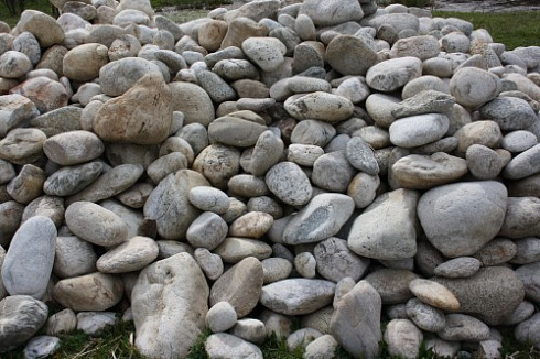 Kamenclub.ru: Бело-серый валунчик фр.100-300 мм.  купить в Королеве крупный камень для ландшафта серый, белый бело-серый валун крупная галька 4500 руб/т   фото КАМЕНЬ КЛУБ