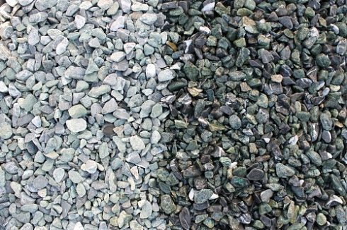 Kamenclub.ru: Мраморная крошка (щебень галтованный микс:зеленый-черный) фр.10-20 мм.  купить в Королеве мрамор зеленый, черный декоративные ландшафтные окатанные округлые камни щебня 14500 руб/т   фото КАМЕНЬ КЛУБ