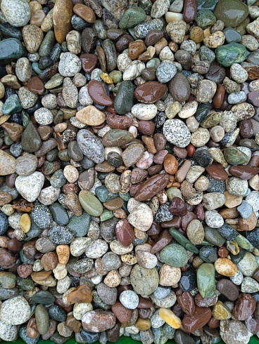 Kamenclub.ru: Галька горная речная окат (цветная) фр. 20-40 мм. купить  в Королеве галька речная серый синий бежевый белый окатанная речная галька ландшафтная 6800 руб/т   фото КАМЕНЬ КЛУБ