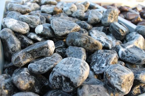 Kamenclub.ru: Щебень галтованный черный (мрамор) фр.20-40 мм.  купить в Королеве мрамор черный с белыми прожилками мрамор окатанный округлый 15000 руб/т   фото КАМЕНЬ КЛУБ