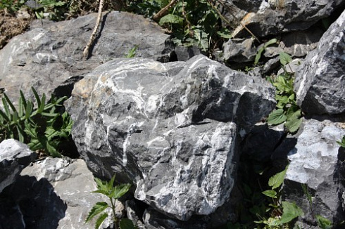 Kamenclub.ru: Черный мрамор скальник фр. 1000-1500 мм.  купить в Королеве мрамор черный белый серый крупный колотый валун ландшафтный 9000 руб/т   фото КАМЕНЬ КЛУБ