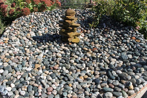 Kamenclub.ru: Галька окат (цветная картошка) фр. 50-100 мм. купить  в Королеве галька природная окатанная серый белый цветной синий темно-серый коричневый округлый галечник окатанный 6800 руб/т   фото КАМЕНЬ КЛУБ