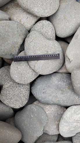 Kamenclub.ru: Галька речная плоская (темно-серая) фр. 70-150 мм. купить  в Королеве галечник природный темно-серый серый синий речная плоская природная окатанная  9000 руб/т   фото КАМЕНЬ КЛУБ