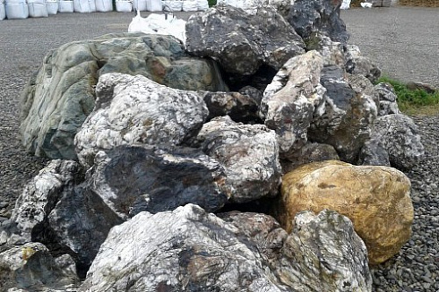 Kamenclub.ru: Черный гранит - кварцит фр. 100-500 мм.  купить в Королеве мрамор гранит черный с белыми прожилками, серый, белый валун скальный колотый 7000 руб/т   фото КАМЕНЬ КЛУБ