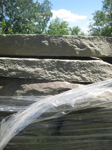 Kamenclub.ru: Песчаник пластушка серо-зеленый (3,0 см)  купить в Королеве песчаник серо-зеленый, серый, зеленый песчаник пластушка колотый рваный ландшафтный 10200 руб/м3   фото КАМЕНЬ КЛУБ