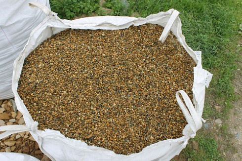 Kamenclub.ru: Галька окат (серо-желтая) фр.10-20 мм. купить  в Королеве галька серо-желтая, рыжая, серый речная окатанная округлая галька 5000 руб/т   фото КАМЕНЬ КЛУБ