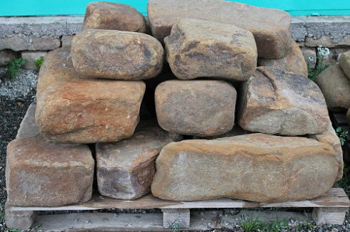 Kamenclub.ru: Песчаник для строительства и кладки (фр. 200-400 мм)  купить в Королеве песчаник бежевый серый рыжий желтый блоки для строительства из песчаника 6500 руб/т   фото КАМЕНЬ КЛУБ