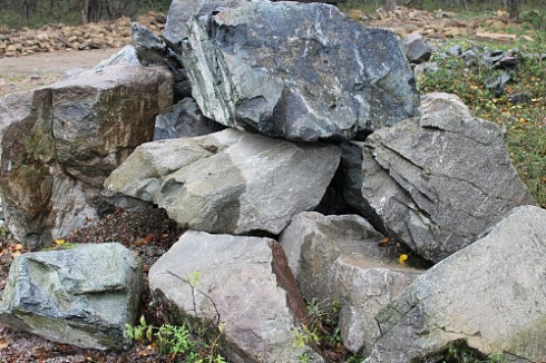 Kamenclub.ru: Змеевик скальник фр. 500-1500 мм.  купить в Королеве змеевик зеленый серый черный глыба скальная колотая 7500 руб/т   фото КАМЕНЬ КЛУБ