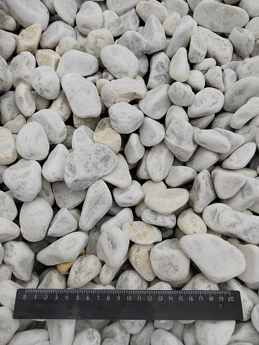 Kamenclub.ru: Мраморная крошка (щебень галтованный белый) фр.40-70 мм.  купить в Королеве мрамор белый молочный айвори окатанный округлый природный камень 17000 руб/т   фото КАМЕНЬ КЛУБ