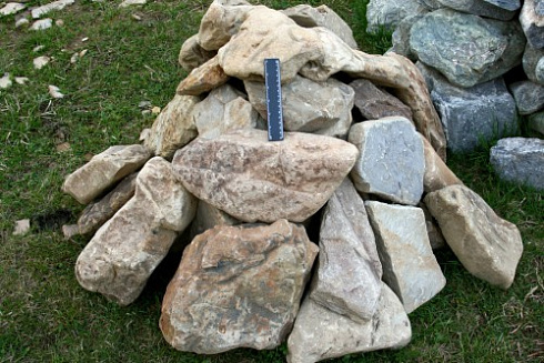 Kamenclub.ru: Песчаник декоративный ландшафтный (фр. 300-500 мм)  купить в Королеве песчаник желтый рыжий серый зеленый валун речной окатанный природный песчаника 4 500 руб/т   фото КАМЕНЬ КЛУБ