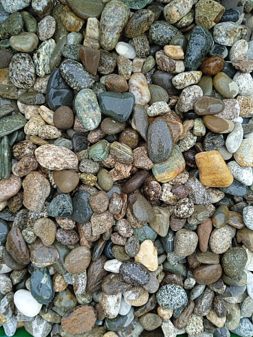 Kamenclub.ru: Галька горная речная окат (цветная) фр. 20-40 мм. купить  в Королеве галька речная серый синий бежевый белый окатанная речная галька ландшафтная 6800 руб/т   фото КАМЕНЬ КЛУБ