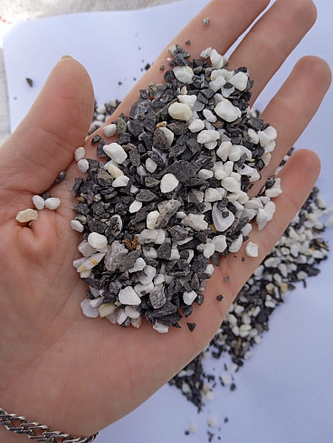 Kamenclub.ru: Мраморная крошка (щебень галтованный микс:: белый-черный) фр.5-10 мм  купить в Королеве мрамор белый, черный, молочный, серый галтовка мраморная окатанная декоративная ландшафтная 15500 руб/т   фото КАМЕНЬ КЛУБ