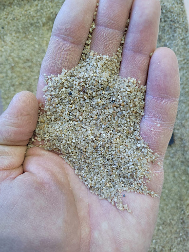 Кварцевый песок для площадок фр. 0,6-1,2 мм.  купить в Королеве фото Камень Клуб