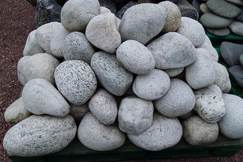 Kamenclub.ru: Бело-серый валунчик фр.100-300 мм.  купить в Королеве крупный камень для ландшафта серый, белый бело-серый валун крупная галька 4500 руб/т   фото КАМЕНЬ КЛУБ