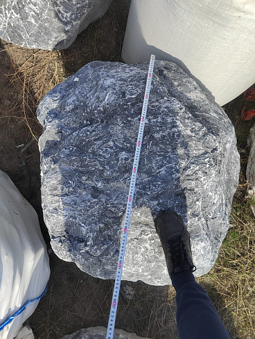 Kamenclub.ru: Черный мрамор скальник фр. 1000-1500 мм.  купить в Королеве мрамор черный белый серый крупный колотый валун ландшафтный 9000 руб/т   фото КАМЕНЬ КЛУБ
