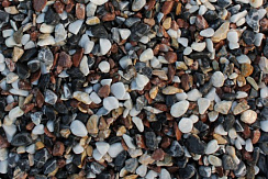 Kamenclub.ru: Мраморная крошка (щебень галтованный микс:белый-черный-розовый-медовый) фр.10-20 мм.  купить в Королеве мрамор белый, медовый, черный, розовый мраморный декоративный ландшафтный окатанный округлый галтованный щебень 15500 руб/т   фото КАМЕНЬ КЛУБ