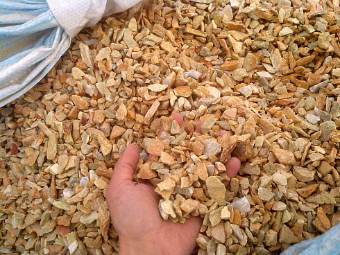 Kamenclub.ru: Щебень крошка желтый (ЗЛАТОЛИТ) фр. 5-10 мм.  купить в Королеве мрамор золотистый, бежевый, желтый каменная ландшафтная декоративная крошка здатолита 8500 руб/т   фото КАМЕНЬ КЛУБ