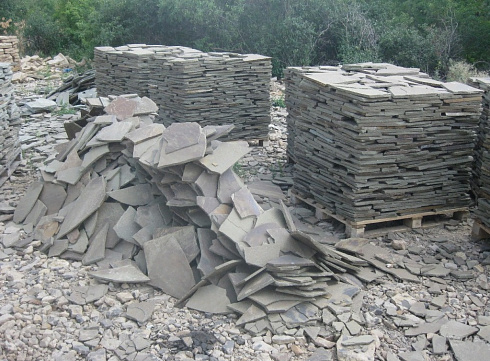 Kamenclub.ru: Песчаник пластушка серо-зеленый (1,5 см)  купить в Королеве плитняк - пластушка серо-зеленый, серый, зеленый пластушка рваная ландшафтная колотая 10200 руб/м3   фото КАМЕНЬ КЛУБ