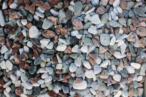 Kamenclub.ru: Мраморная крошка (щебень галтованный микс:белый-зеленый-розовый) фр.20-40 мм.  купить в Королеве мрамор белый, зеленый, розовый мрамор декоративный (галтовка) 15500 руб/т   фото КАМЕНЬ КЛУБ