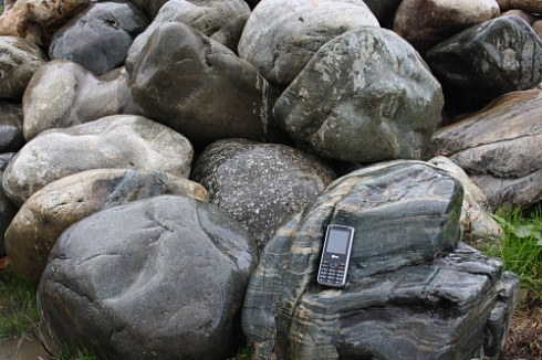 Kamenclub.ru: Речной валун Кабанчик фр.300-500 мм.  купить в Королеве крупный природный камень галька серый, темно-серый речной валун галечник масштабный 7000 руб/т   фото КАМЕНЬ КЛУБ