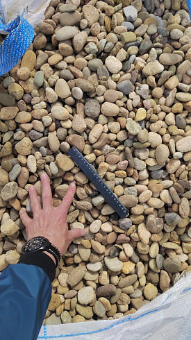 Kamenclub.ru: Галька речная окат рыжая фр. 20-40 мм. купить  в Королеве галька речная окатанная рыжая желтая серая округлая речная галька 5000 руб/т   фото КАМЕНЬ КЛУБ