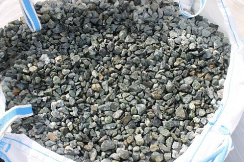 Kamenclub.ru: Щебень крошка зеленый (змеевик) фр. 20-40 мм.  купить в Королеве мрамор зеленый, салатовый ландшафтная мраморная крошка 8500 руб/т   фото КАМЕНЬ КЛУБ