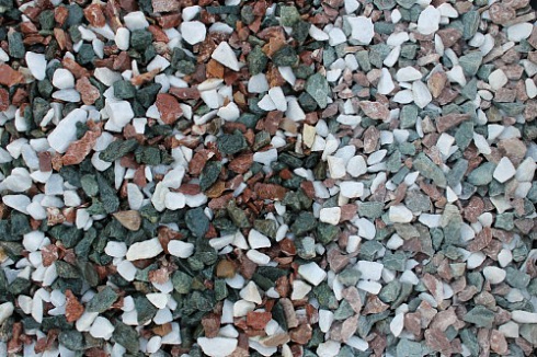 Kamenclub.ru: Мраморная крошка (щебень крошка микс: белый-зеленый-розовый) фр. 10-20 мм.  купить в Королеве мрамор белый, зеленый, розовый декоративный ландшафтный колотый щебень 12000 руб/т   фото КАМЕНЬ КЛУБ