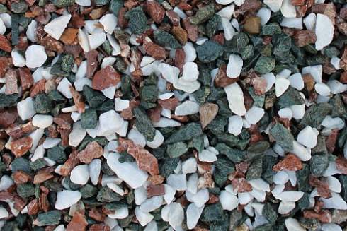 Kamenclub.ru: Мраморная крошка (щебень крошка микс: белый-зеленый-розовый) фр. 3-5 мм.  купить в Королеве мрамор белый, зеленый, розовый мраморная декоративная крошка каменная 12000 руб/т   фото КАМЕНЬ КЛУБ