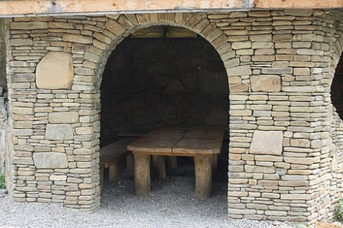 Kamenclub.ru: Песчаник для строительства и кладки блочный (фр 100-200 мм)  купить в Королеве песчаник бежевый серый рыжий валун мелкий для строительства песчаник 6500 руб/т   фото КАМЕНЬ КЛУБ