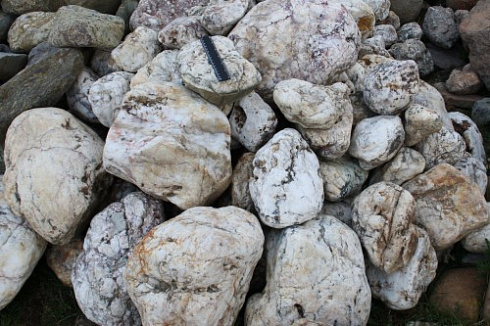 Kamenclub.ru: Кварцевый валунчик фр.100-300 мм.  купить в Королеве кварц белый, бежевый молочный рыжий крупный природный камень галечник 7850 руб/т   фото КАМЕНЬ КЛУБ