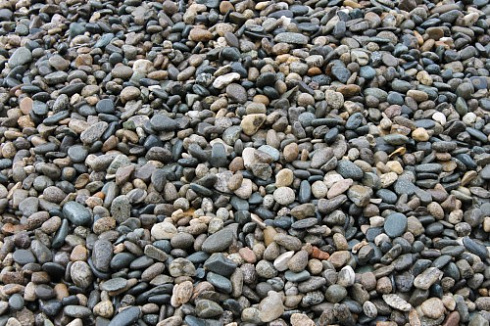 Kamenclub.ru: Галька горная речная окат (цветная) фр. 20-40 мм. купить  в Королеве галька речная серый синий бежевый белый окатанная речная галька ландшафтная 6800 руб/т   фото КАМЕНЬ КЛУБ