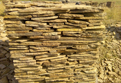 Kamenclub.ru: Песчаник пластушка желтый с разводом под дерево (2 см)  купить в Королеве плитняк желтый с разводами, желтый, рыжий, серый песчаник пластушка рваная ландшафтная 11 000 руб/м3   фото КАМЕНЬ КЛУБ