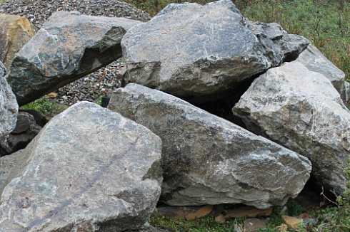 Kamenclub.ru: Змеевик скальник фр. 500-1500 мм.  купить в Королеве змеевик зеленый серый черный глыба скальная колотая 7500 руб/т   фото КАМЕНЬ КЛУБ