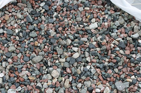 Kamenclub.ru: Мраморная крошка (щебень галтованный микс:: серый-зеленый-розовый) фр.10-20 мм.  купить в Королеве мрамор серый, зеленый, розовый щебень окатанный округлый декоративный ландшафтный 15500 руб/т   фото КАМЕНЬ КЛУБ