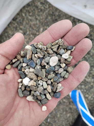 Kamenclub.ru: Галька речная окат (серая) фр.5-10 мм купить  в Королеве галька речная серая, серый, темно-серый, светло-серый, коричневый речная окатанная галька декоративная ландшатфная 5000 руб/т   фото КАМЕНЬ КЛУБ