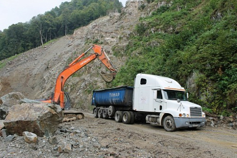 Kamenclub.ru: Гранит скальник (серо-зеленый) фр. 500-1500 мм.  купить в Королеве гранит мрамор  серый зеленый темно-серый глыба скальная колотая ландшафтная 7 500 руб/т   фото КАМЕНЬ КЛУБ