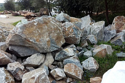 Kamenclub.ru: Гранит скальник (серо-зеленый) фр. 500-1500 мм.  купить в Королеве гранит мрамор  серый зеленый темно-серый глыба скальная колотая ландшафтная 7 500 руб/т   фото КАМЕНЬ КЛУБ