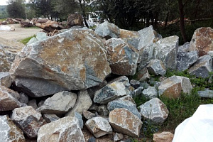 Kamenclub.ru: Гранит скальник (серо-зеленый) фр. 500-1500 мм.  купить в Королеве гранит мрамор  серый зеленый темно-серый глыба скальная колотая ландшафтная 7 500 руб/т   фото КАМЕНЬ КЛУБ