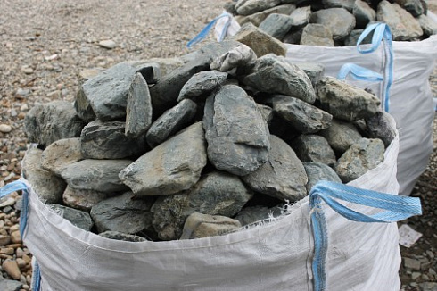 Kamenclub.ru: Гранит скальник (серо-зеленый) фр. 100-500 мм.  купить в Королеве гранит зеленый, серый, салатовый крупный ландшафтный валун 6 000 руб/т   фото КАМЕНЬ КЛУБ