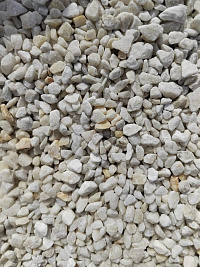 Kamenclub.ru: Мраморная крошка, щебень, цвет-белый, фр. 5-10 мм.  купить в Королеве мрамор белый, айвори, молочный мраморная каменная крошка ландшафтная 12000 руб/т   фото КАМЕНЬ КЛУБ