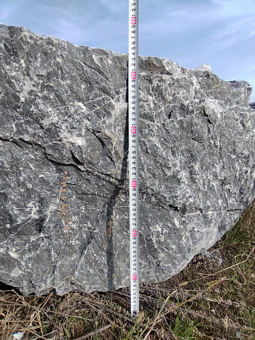 Kamenclub.ru: Черный мрамор скальник фр. 1000-1500 мм.  купить в Королеве мрамор черный белый серый крупный колотый валун ландшафтный 9000 руб/т   фото КАМЕНЬ КЛУБ