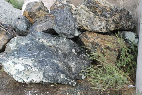 Kamenclub.ru: Змеевик скальник фр. 500-1500 мм.  купить в Королеве змеевик зеленый серый черный глыба скальная колотая 7500 руб/т   фото КАМЕНЬ КЛУБ